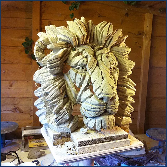 A picture of a Lion sculpture in clay